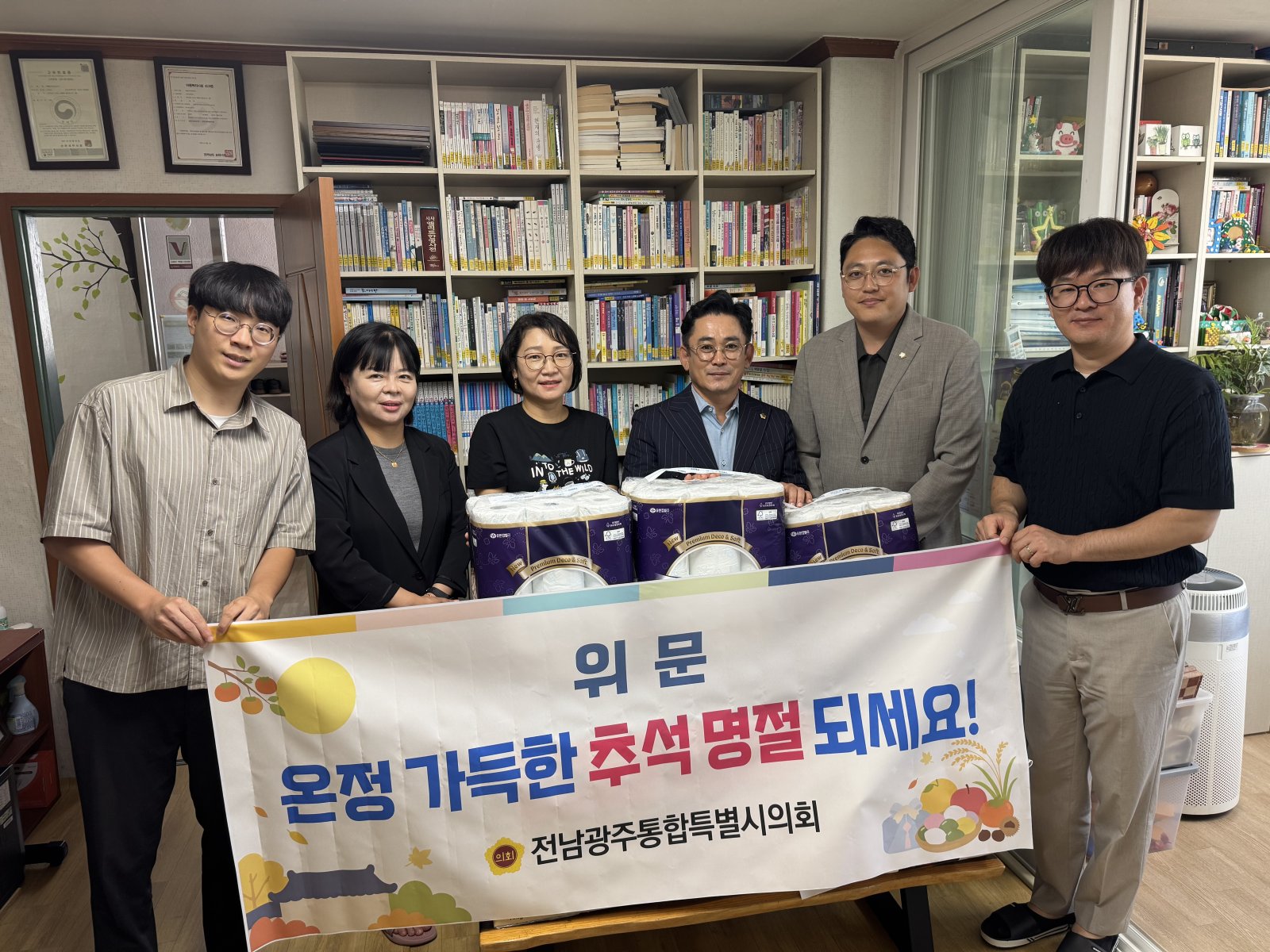 전남광주통합특별시의회 농수산위원회 김영진 의원(더불어민주당·순천8)은 21일 추석 명절을 앞두고 순천시의회 한정민 의원과 함께 순천시 해룡지역아동센터를 찾아 아이들의 생활환경을 살피고 시설 종사자들을 격려했다.