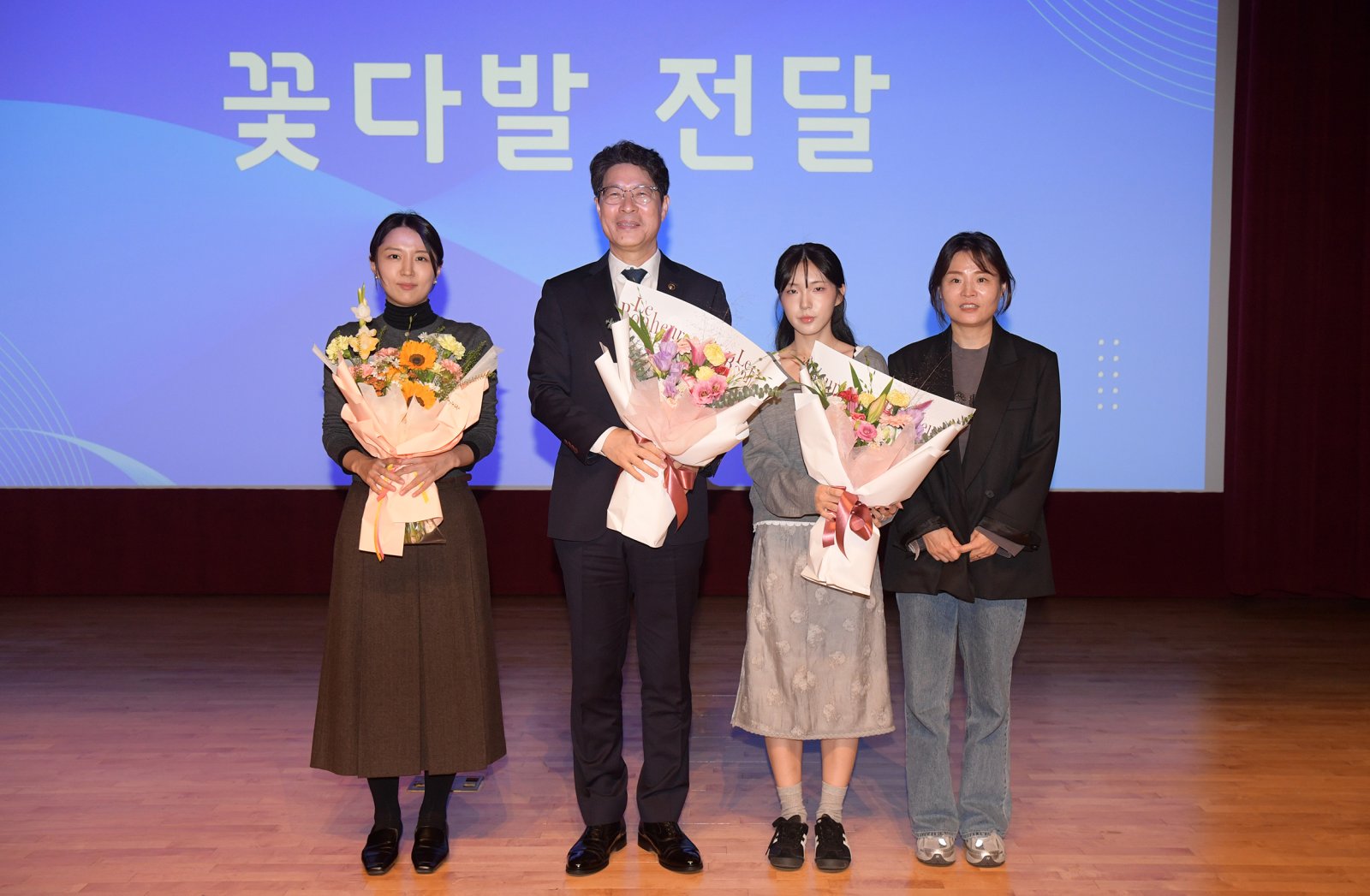 황기연 전남광주통합특별시 행정문화부시장이 27일 오전 광주청사 대회의실에서 열린 취임식에 참석해 취임사를 한 후 기념촬영을 하고 있다. /전남광주통합특별시 제공