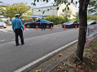 순천시는 순천경찰서, 순천모범운전자회(회장 문봉현)와 함께 추석 연휴 동안 교통체증을 해소하기 위해 추모공원과 공원묘지에서 교통 봉사활동을 펼쳤다.