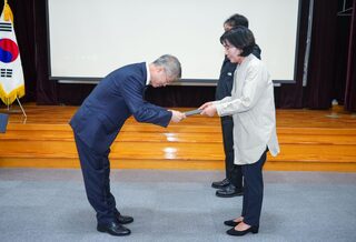 민형배 전남광주통합특별시장이 22일 서구 일가정양립지원본부에서 열린 ‘2026년 공약평가 시민배심원단 1차 회의’에 참석해 시민배심원 대표에게 위촉장을 전달하고 있다./전남광주통합특별시 제공