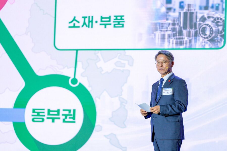 민형배 전남광주통합특별시장이 2일 여수 소노캄 그랜드볼룸에서 열린 2026 미래포럼에서 ‘대한민국 산업지도를 바꾸는 통합특별시 100일!’을 주제로 특별강연을 하고 있다.