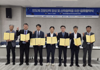 순천미래과학고는 최근 한국광기술원, 한국광융합산업진흥회 등 지역 주요 연구 및 지원기관과 ‘반도체 분야 실무인재 양성을 위한 업무협약(MOU)’을 체결했다