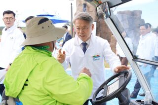민형배 전남광주통합특별시장이 2일 여수세계섬박람회 주행사장에서 열린 ‘2026여수세계섬박람회 중간점검’에서 전시관별 전시·체험 콘텐츠 및 관람객 동선, 편의시설 등을 점검하고 있다.